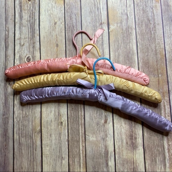 3 Vintage Soft Cushioned Satin Hangers 60s 70s Vintage Pink Purple Yellow Retro - Picture 4 of 8